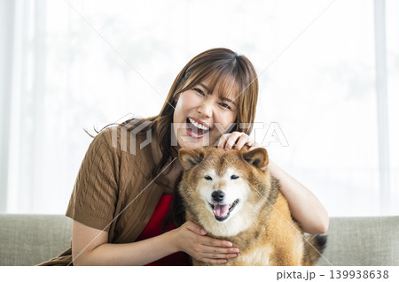 柴犬と若い女性 カメラ目線 柴犬と若い女性 カメラ目線 139938638