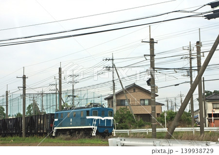 秩父鉄道(2023.5.25) 三ヶ尻線 青色の電気機関車デキが踏切番号33に接近中 139938729