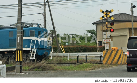 秩父鉄道三ヶ尻線(2023.5.25) 青色の電気機関車デキが33踏切に接近 貨物列車ヲクを牽引 139938730
