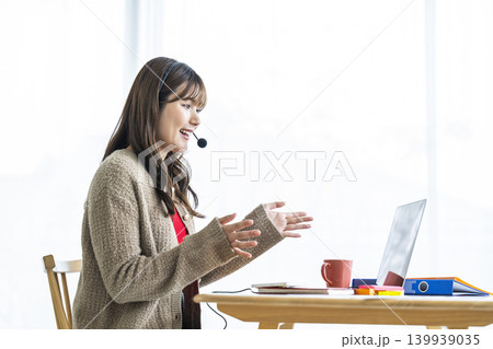 若い女性　オンライン会議　オンライン授業 139939035