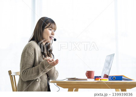 若い女性　オンライン会議　オンライン授業 139939036