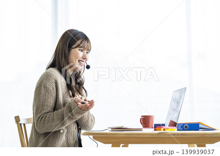 若い女性　オンライン会議　オンライン授業 139939037