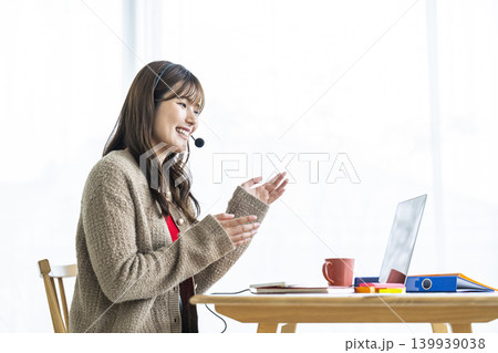 若い女性　オンライン会議　オンライン授業 139939038