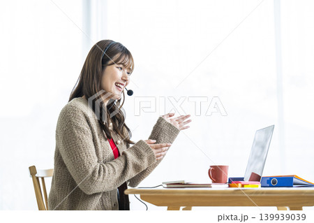 若い女性　オンライン会議　オンライン授業 139939039