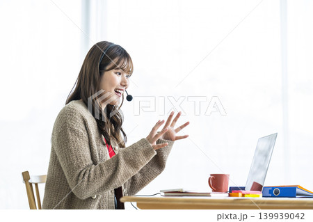若い女性　オンライン会議　オンライン授業 139939042
