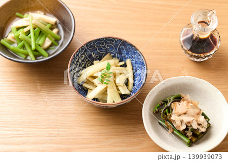 山菜料理(赤みずのお浸し 山うどの酢味噌和え わらびのお浸し) 山菜料理(赤みずのお浸し 山うどの酢味噌和え わらびのお浸し) 139939073