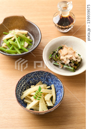山菜料理(赤みずのお浸し 山うどの酢味噌和え わらびのお浸し) 山菜料理(赤みずのお浸し 山うどの酢味噌和え わらびのお浸し) 139939075