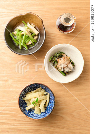 山菜料理（赤みずのお浸し　山うどの酢味噌和え　わらびのお浸し） 139939077