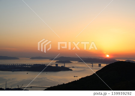 夕暮れの瀬戸大橋と瀬戸内海に沈む夕焼けの空と夕日1 夕暮れの瀬戸大橋と瀬戸内海に沈む夕焼けの空と夕日1 139939292