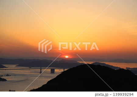 夕暮れの瀬戸大橋と瀬戸内海に沈む夕焼けの空と夕日3 夕暮れの瀬戸大橋と瀬戸内海に沈む夕焼けの空と夕日3 139939294