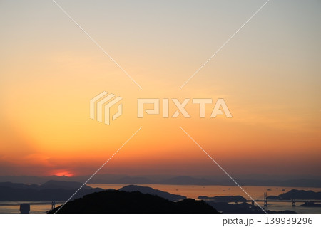 夕暮れの瀬戸大橋と瀬戸内海に沈む夕焼けの空と夕日5 夕暮れの瀬戸大橋と瀬戸内海に沈む夕焼けの空と夕日5 139939296