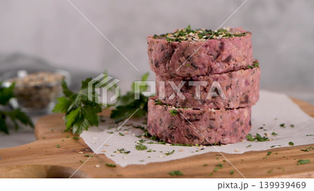 Raw veggie burger with beetroot and white beans 139939469
