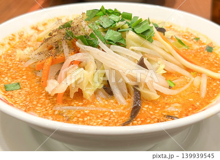野菜乗せ担々麺、ごまの香る辛いスープの中華麺 139939545