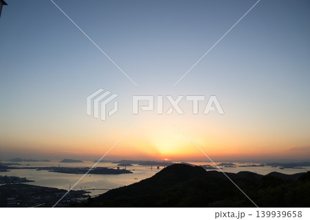 夕暮れの瀬戸大橋と瀬戸内海に沈む夕焼けの空と夕日6 夕暮れの瀬戸大橋と瀬戸内海に沈む夕焼けの空と夕日6 139939658