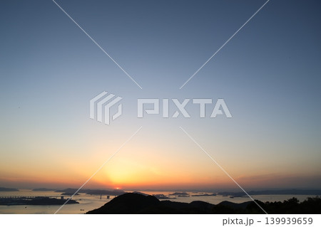 夕暮れの瀬戸大橋と瀬戸内海に沈む夕焼けの空と夕日7 夕暮れの瀬戸大橋と瀬戸内海に沈む夕焼けの空と夕日7 139939659