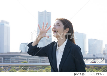 青空へ向かって想いを叫ぶキャリア女性 青空へ向かって想いを叫ぶキャリア女性 139939927