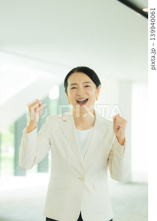 悩むビジネスウーマン 139940061
