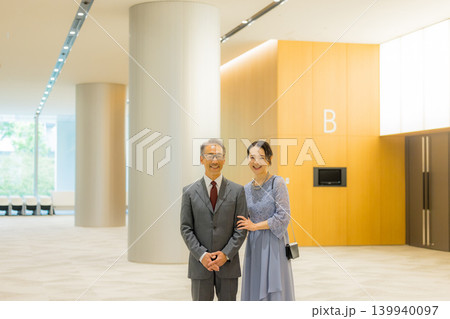 イベントホールに出かけるミドル夫婦 139940097