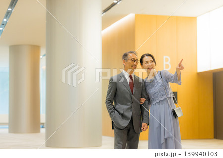 イベントホールに出かけるミドル夫婦 139940103
