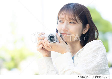 カメラを構える可愛い女性 139940278