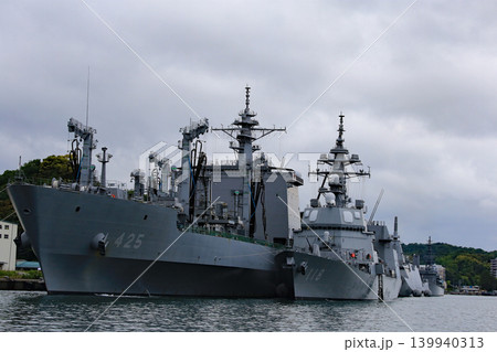 停泊中の護衛艦と補給艦 139940313