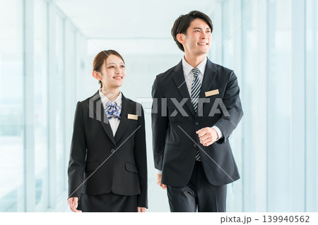 スーツを着た若い男女のアジア人ビジネスパーソン（プランナー,アドバイザー,バンカー,コンサルタント） 139940562
