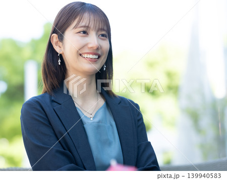 商談を進めるキャリア女性 商談を進めるキャリア女性 139940583