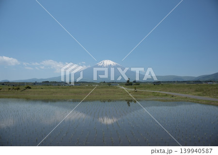 田植えの終わった水田に映る逆さ富士山 139940587
