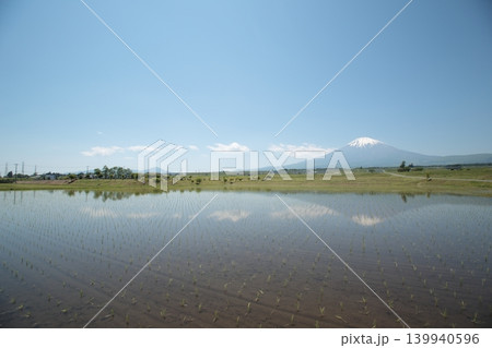 田植えの終わった水田と逆さ富士山 田植えの終わった水田と逆さ富士山 139940596