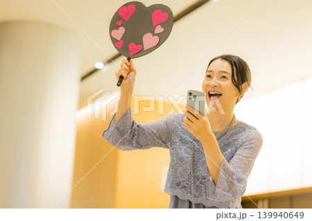 推し活で幸せなミドル女性 139940649