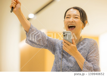 推し活で幸せなミドル女性 139940652