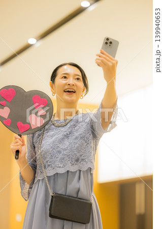 推し活で幸せなミドル女性 139940653