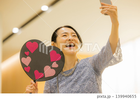 推し活で幸せなミドル女性 139940655