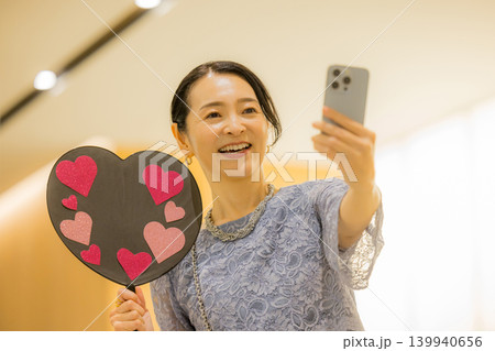 推し活で幸せなミドル女性 139940656