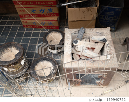 焼肉屋の店外に用意された炭火と七輪 焼肉屋の店外に用意された炭火と七輪 139940722