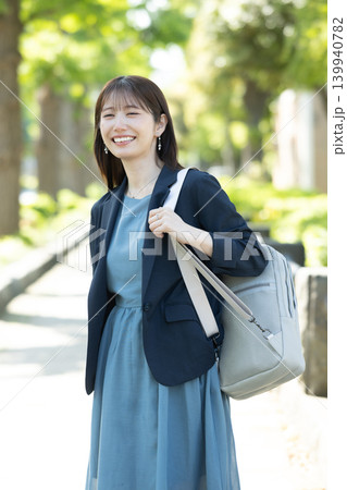都会を軽やかに歩く働く女性 都会を軽やかに歩く働く女性 139940782