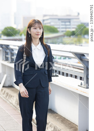 都会を軽やかに歩く働く女性 都会を軽やかに歩く働く女性 139940791