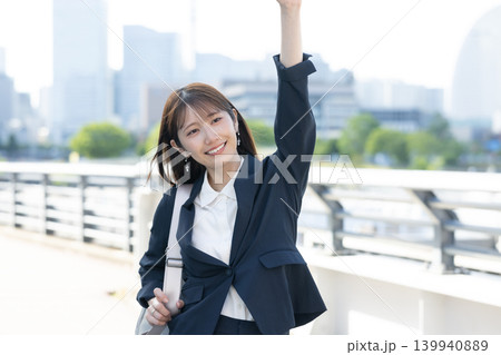 都会を軽やかに歩く働く女性 都会を軽やかに歩く働く女性 139940889