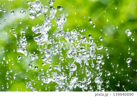 水しぶきとグリーン背景 水しぶきとグリーン背景 139940890