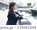 立ち止まり考え込むスーツの女性 139941048