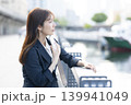 立ち止まり考え込むスーツの女性 139941049
