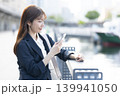 立ち止まり考え込むスーツの女性 139941050