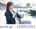立ち止まり考え込むスーツの女性 139941051