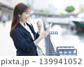 立ち止まり考え込むスーツの女性 139941052