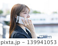 立ち止まり考え込むスーツの女性 139941053