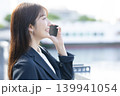 立ち止まり考え込むスーツの女性 139941054