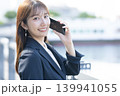立ち止まり考え込むスーツの女性 139941055