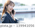 立ち止まり考え込むスーツの女性 139941056