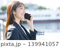 立ち止まり考え込むスーツの女性 139941057