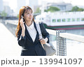 立ち止まり考え込むスーツの女性 139941097